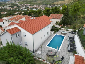 Villa in Podstrana with large outside swimming pool & hot tub for 14 people